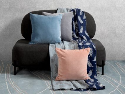 Декоративная подушка Tkano Essential из хлопкового бархата светло-синяя 45х45